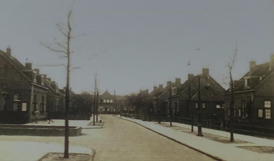 5. Zicht door de straat richting de Evert de Bruijnstraat in de vroege jaren 30. 1