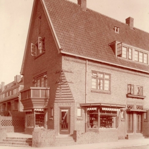 Gezicht op Winkel No. 27 van Maatschappij De Korenschoof (Melis Stokestraat 3) te Utrecht, op de hoek met de Burmanstraat.-411