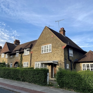 6-16_Asmuns_Place,_Hampstead_Garden_Suburb,_July_2022