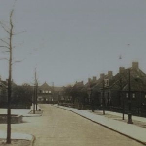 Zicht door de straat richting de Evert de Bruijnstraat in de vroege jaren 30.